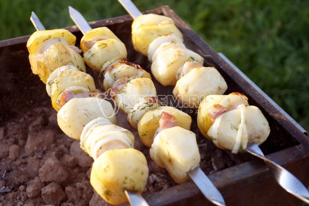 Картофель на мангале с салом и луком