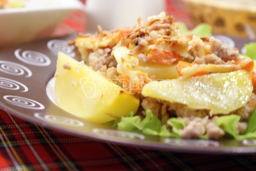 Картофельные дольки с фаршем и сыром