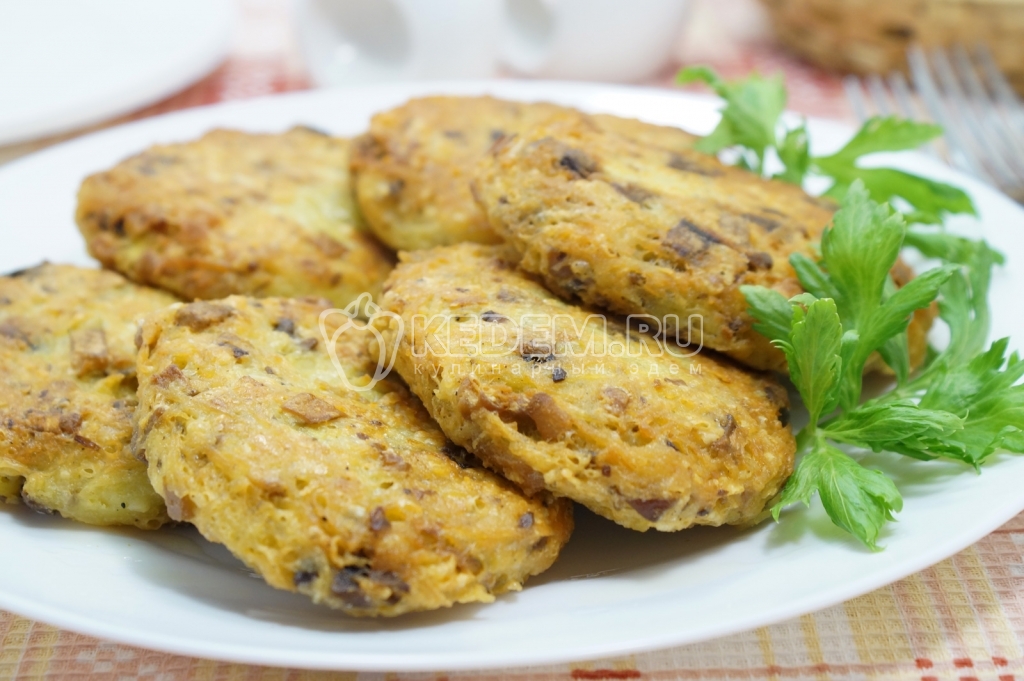 Картофельные драники с грибами и сыром