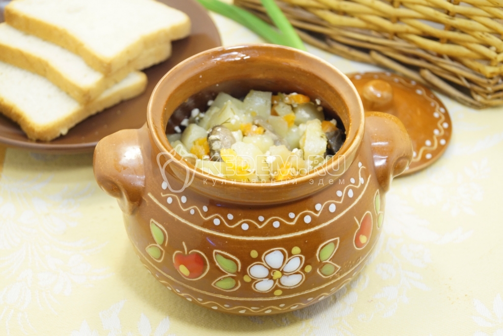 Картошка с грибами в горшочке