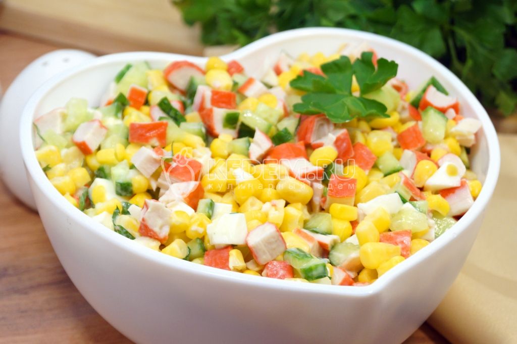 Классический салат из крабовых палочек с огурцом