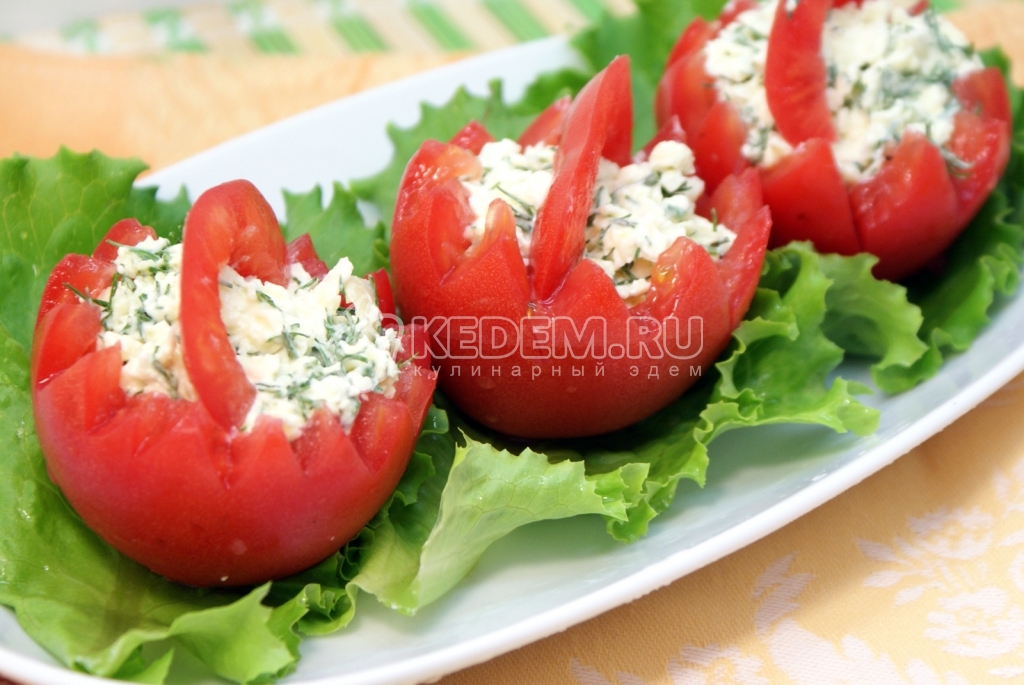 Корзинки из помидор с сырной начинкой