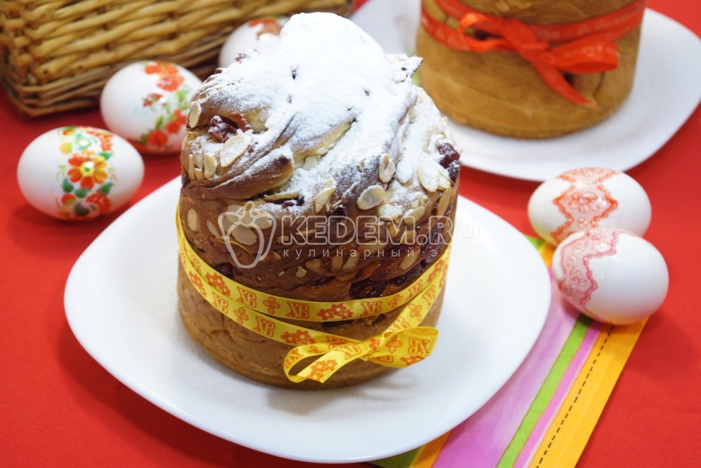 Кулич с миндалём и вяленой вишней