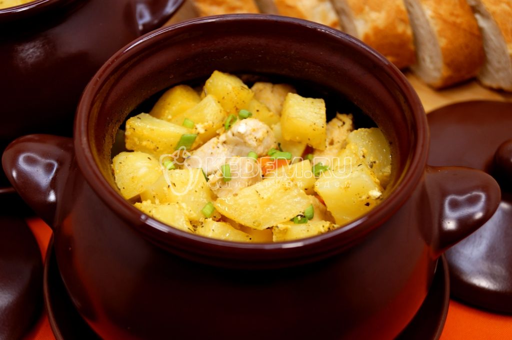 Курица с картошкой в горшочках со сметаной