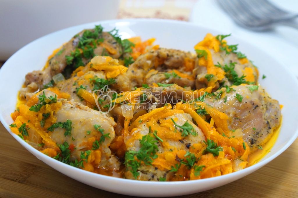 Курица тушеная с морковью