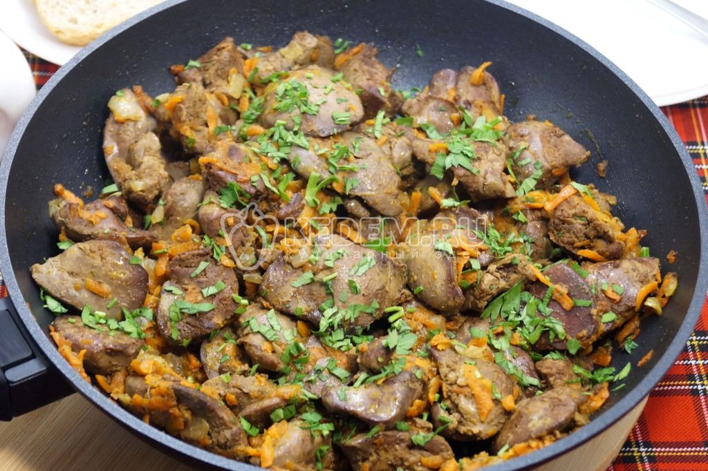 Куриная печень с луком и морковью на сковороде