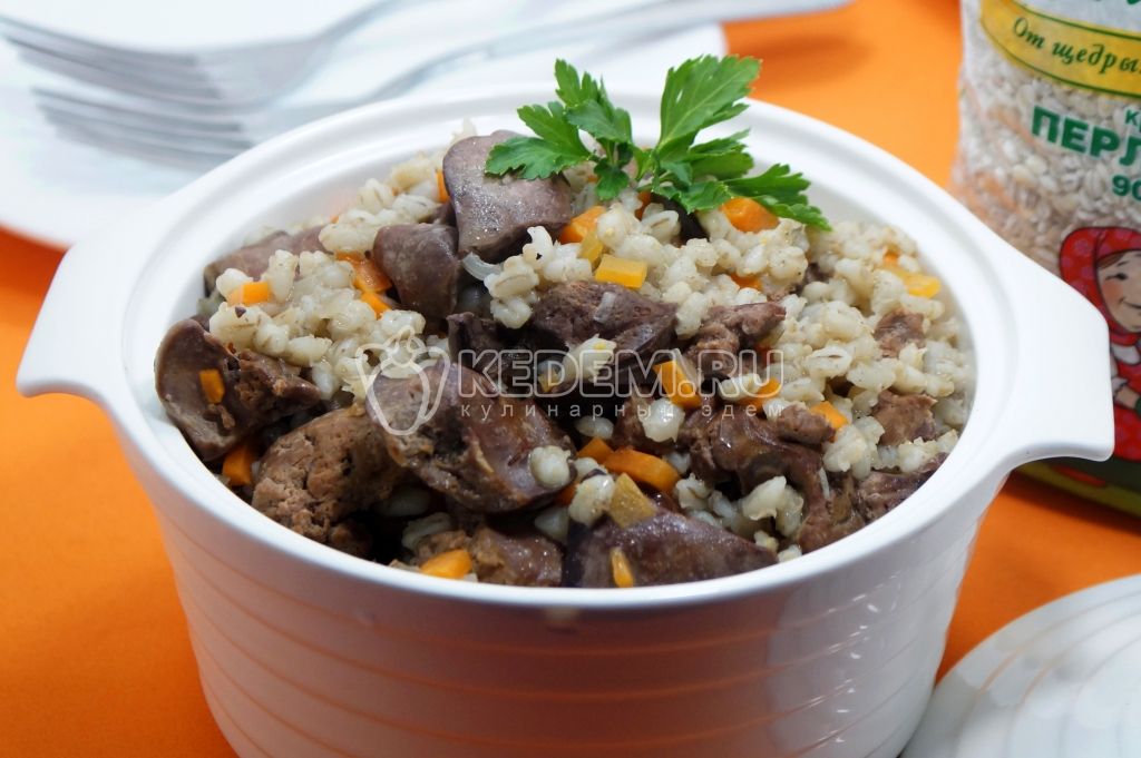 Куриная печень тушеная с перловой крупой