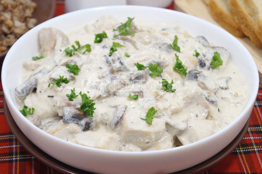 Куриное филе с грибами и сливками