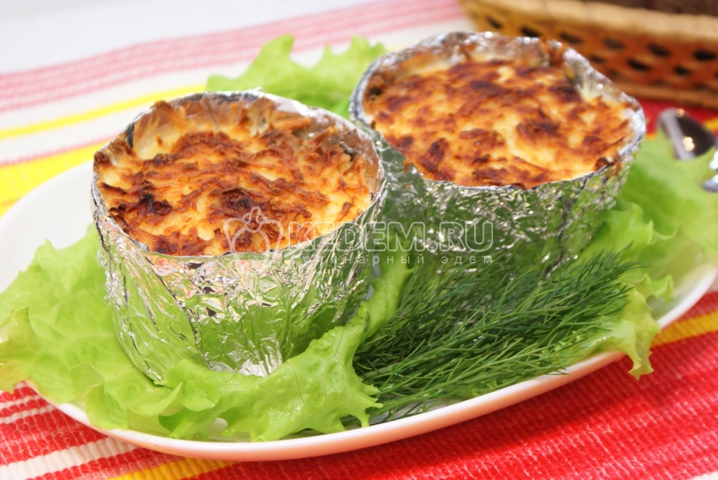 Куриное филе с грибами и сыром в горшочках из фольги
