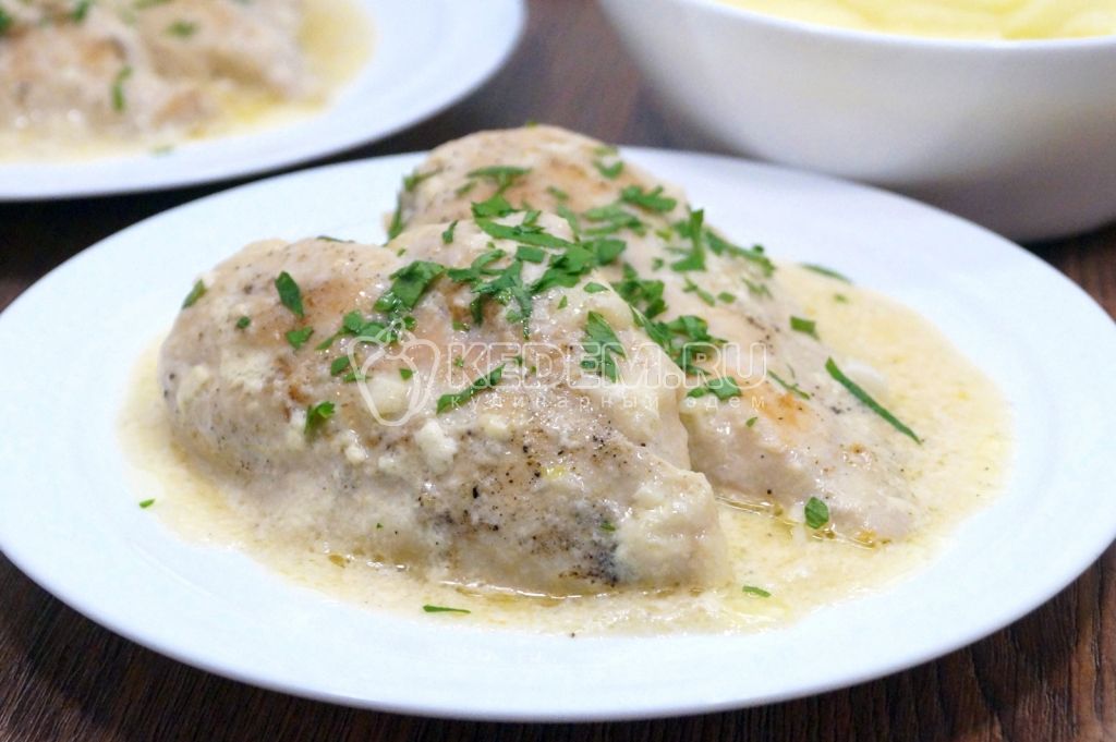 Куриное филе в сливках на сковороде