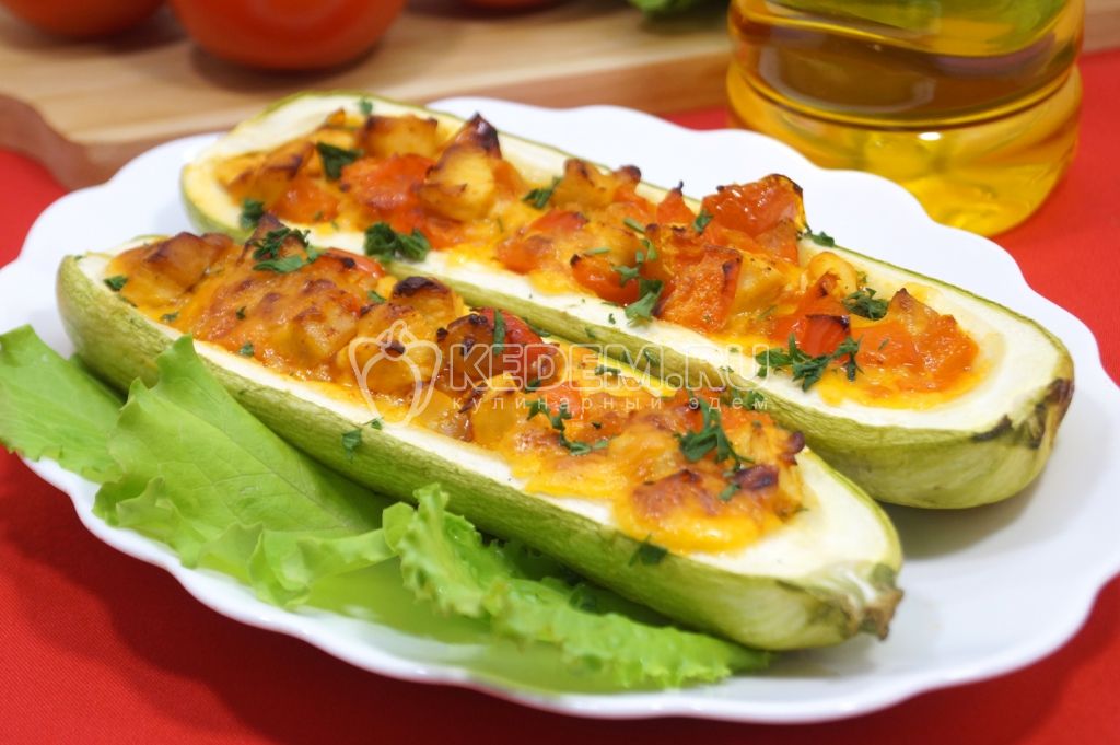 Лодочки из кабачков с курицей и сыром
