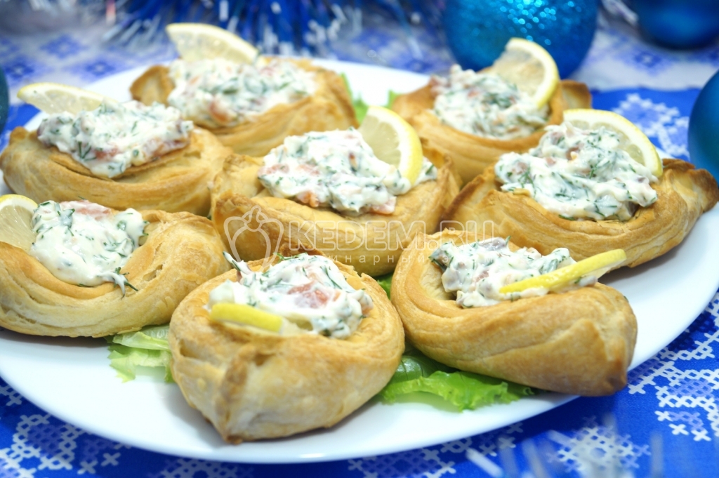Лодочки из слоёного теста с начинкой