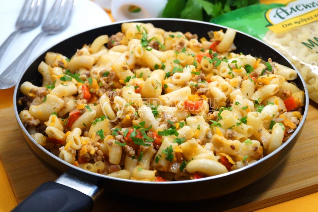 Макароны с фаршем и овощами на сковороде