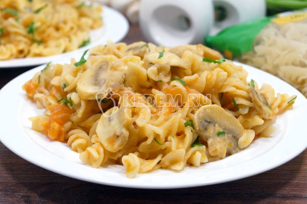 Макароны с грибами и помидорами в сметанном соусе