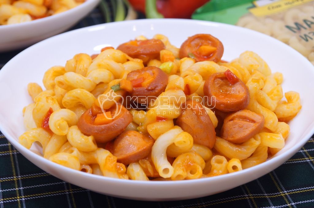 Макароны с сардельками в томатном соусе