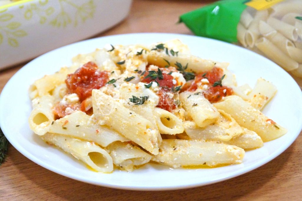Макароны с сыром фета и помидорами