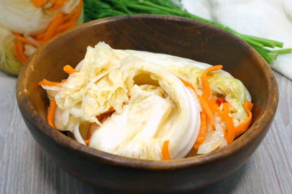 Маринованная пекинская капуста быстрого приготовления с луком и морковью