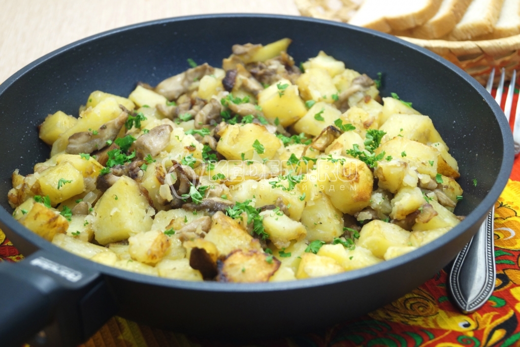 Маслята жареные с картофелем на сковороде