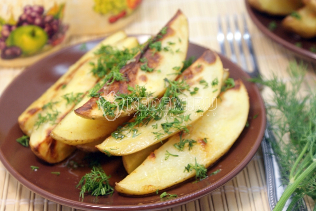 Молодой картофель с укропом и чесноком