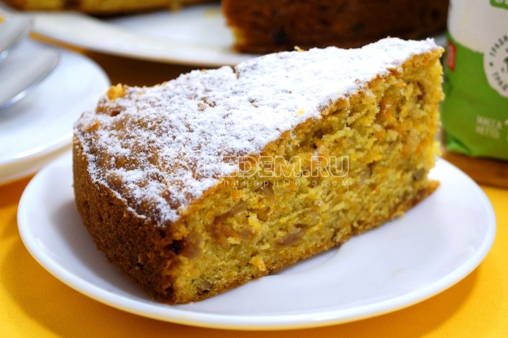 Морковный пирог с арахисом и изюмом