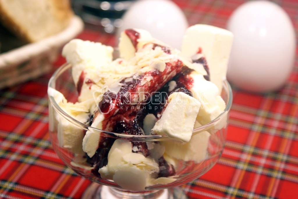 Мороженое с брусничным джемом