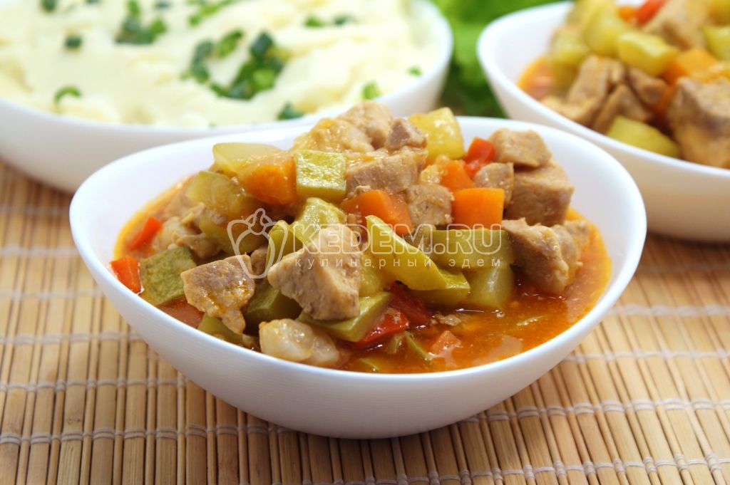 Мясное рагу с кабачками