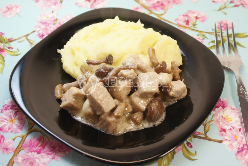 Мясо с грибами в сметане