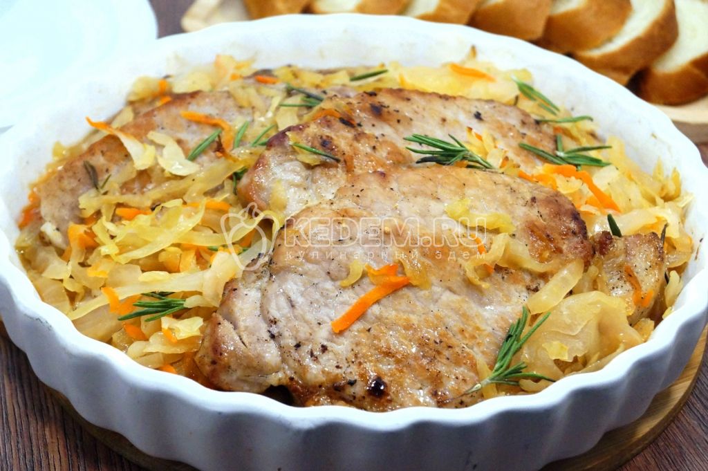 Мясо с квашеной капустой в духовке