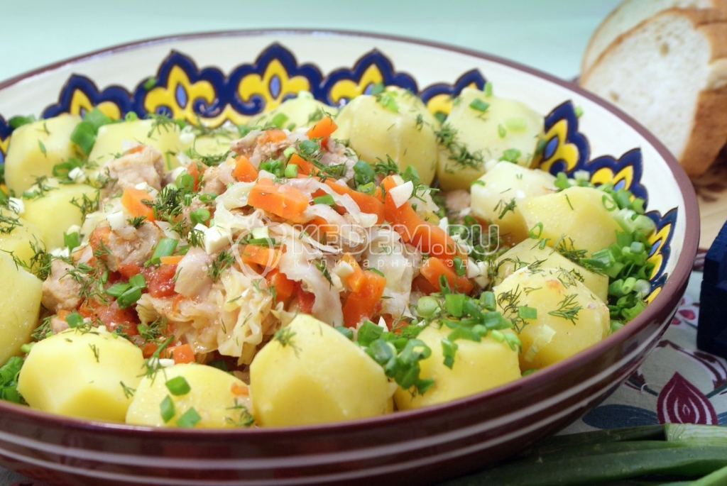 Мясо тушеное с овощами и зеленью