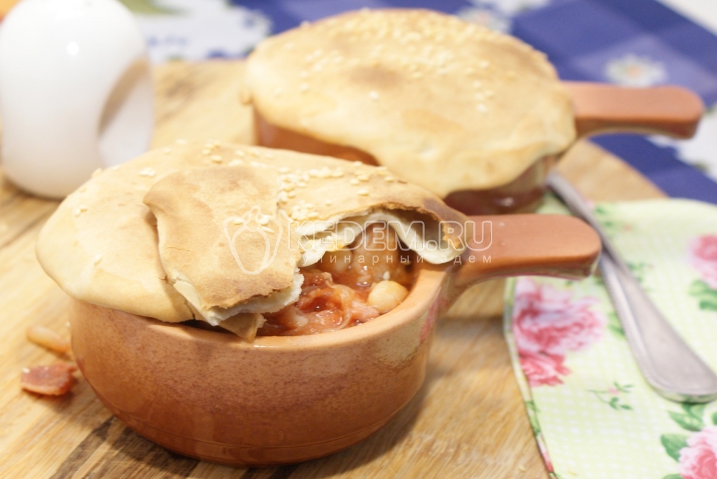 Мясо в горшочках с помидорами и фасолью