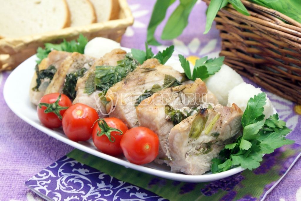 Мясо в рукаве с черемшой и розмарином
