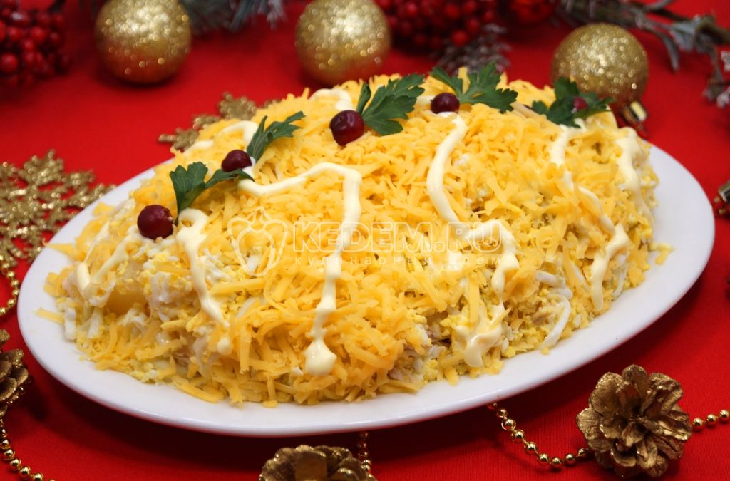 Новогодний салат с ананасами и курицей Снежный вечер