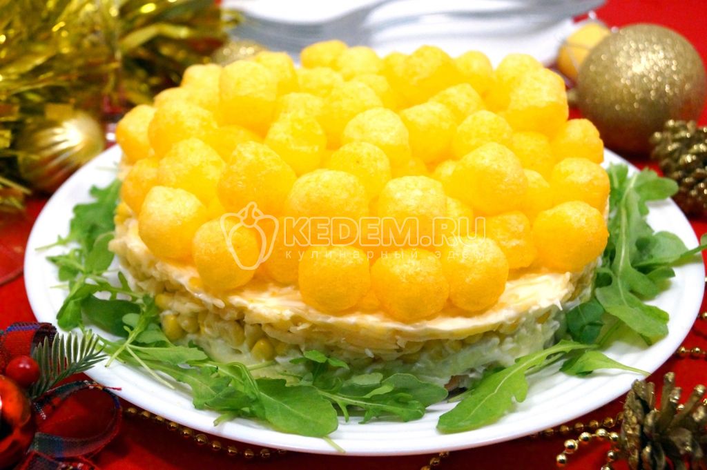 Новогодний салат с кукурузными шариками Бабл