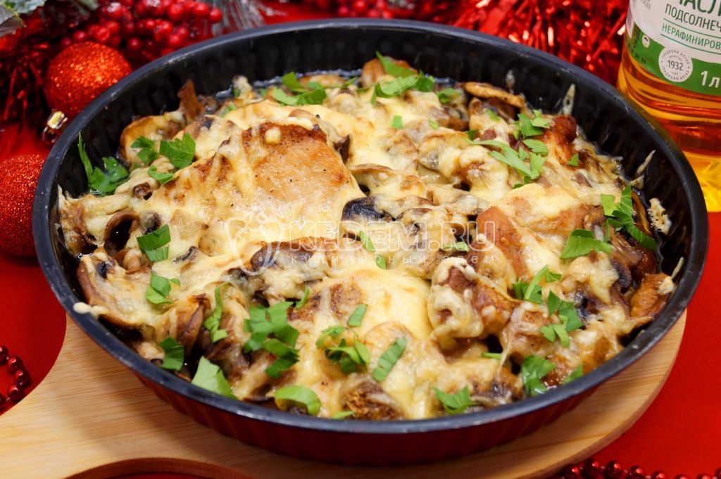 Отбивные с грибами и сыром в духовке