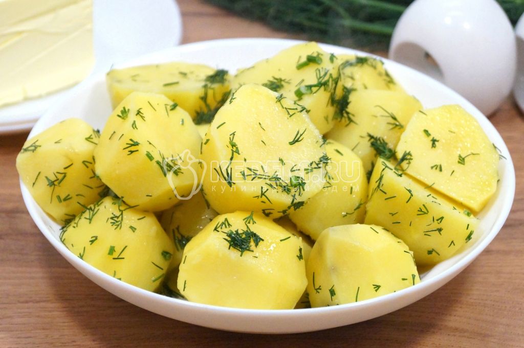Отварной картофель со сливочным маслом и укропом