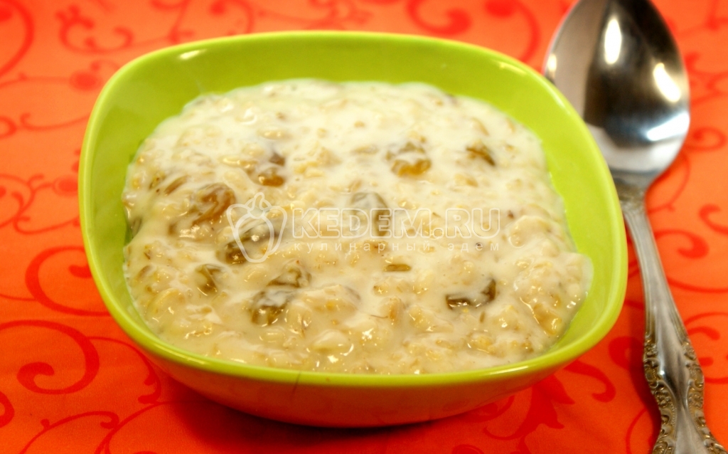Овсяная каша с изюмом