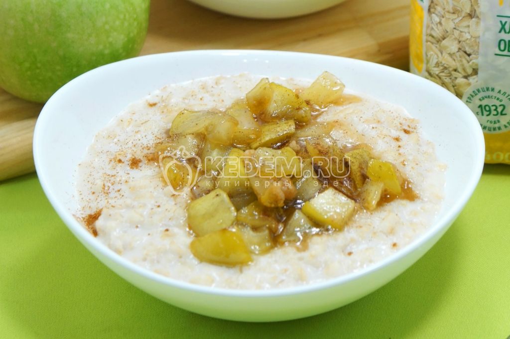 Овсяная каша с яблоками