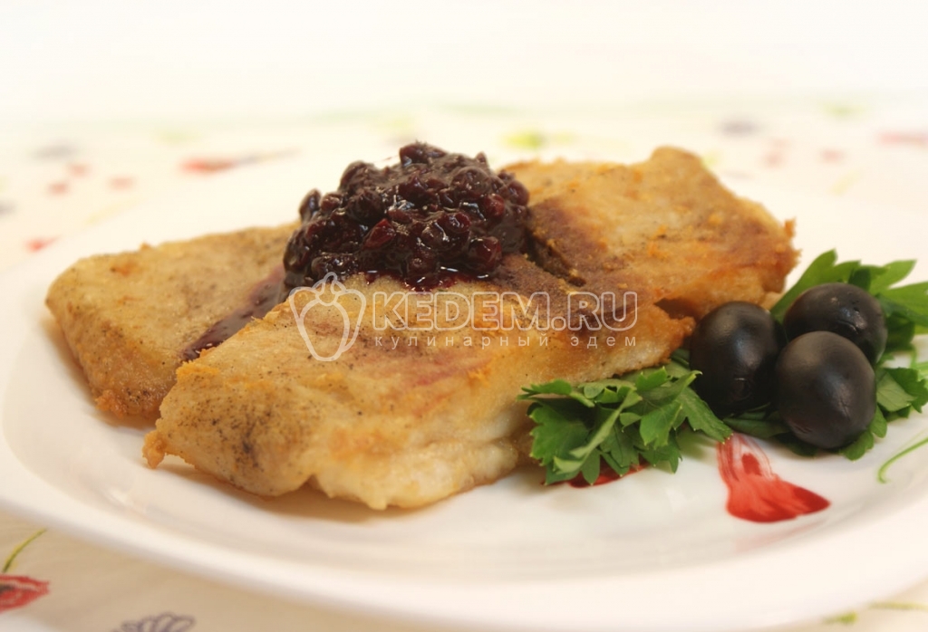 Пангасиус с соусом из брусники