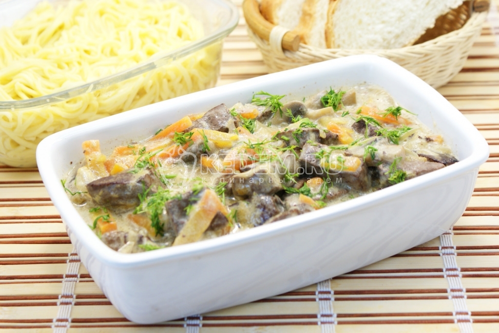 Печень тушеная с грибами