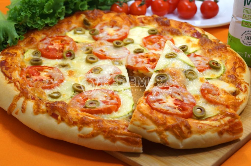 Пицца с кабачками и курицей