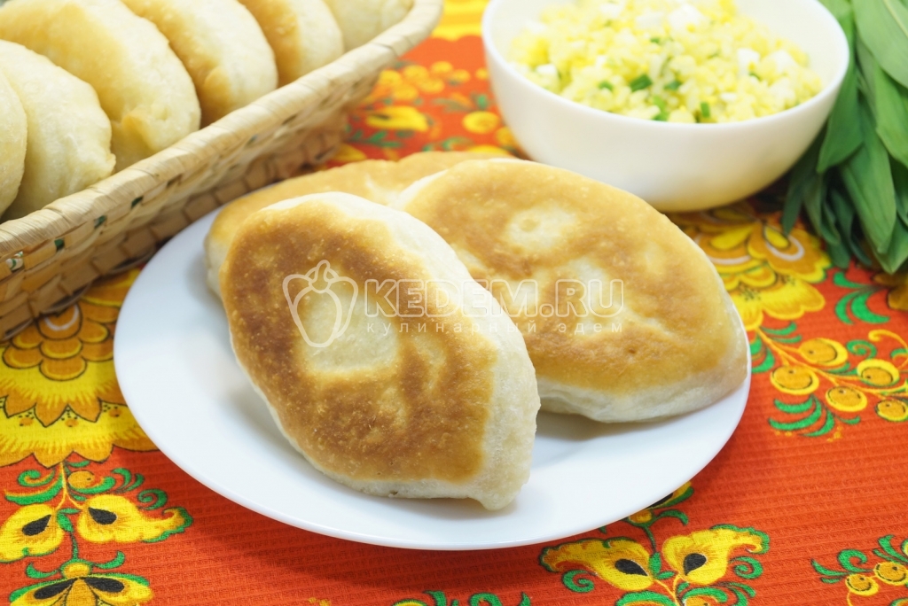 Пирожки с рисом, яйцом и зеленым луком