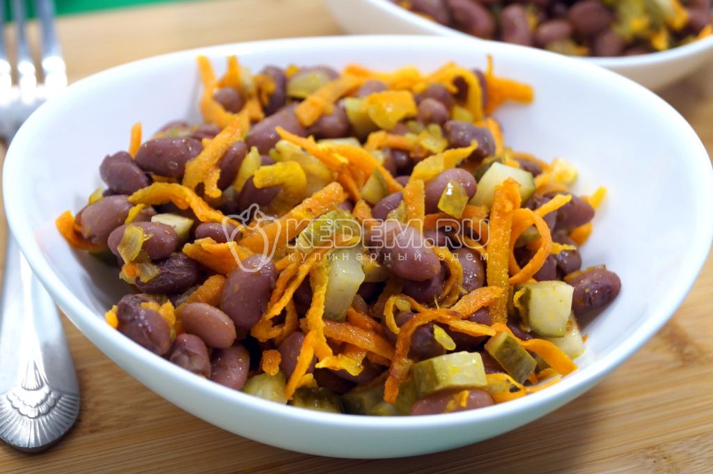Постный салат с фасолью и маринованными огурцами