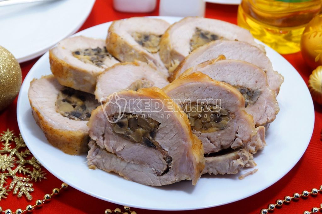 Праздничный мясной рулет с грибами