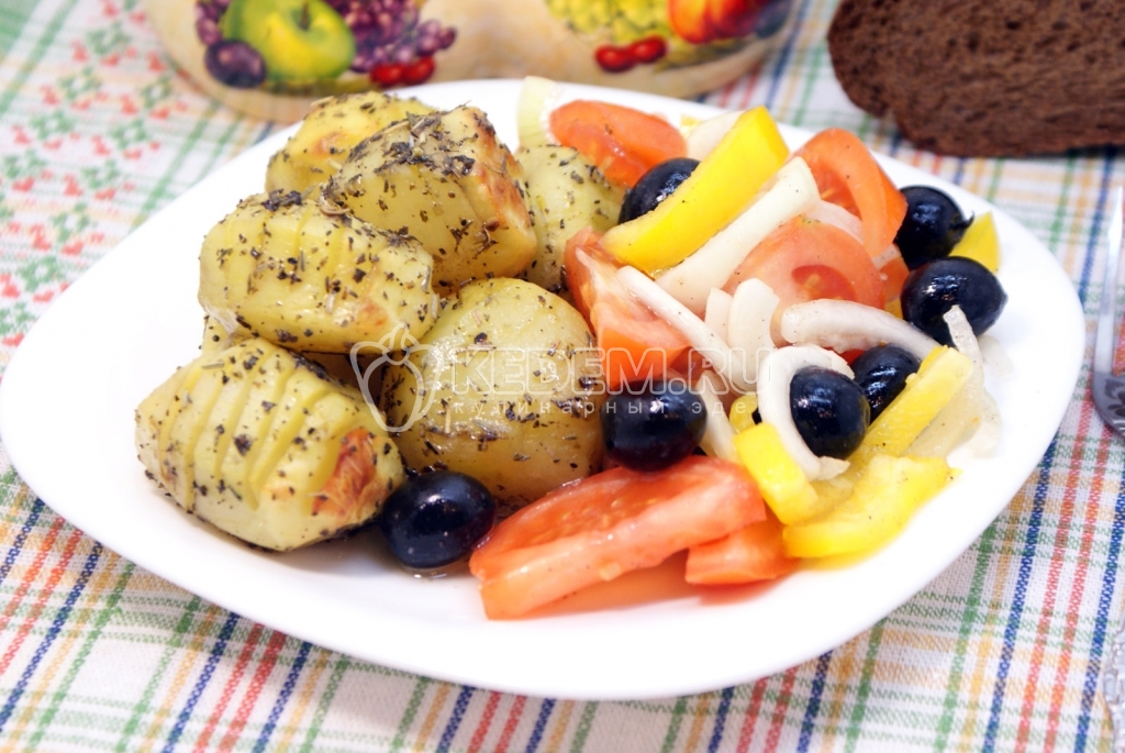 Пряный картофель с салатом