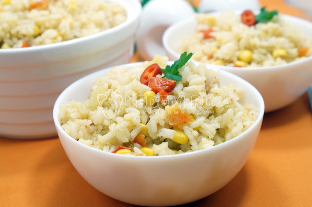 Рис с овощами и кукурузой на сковороде