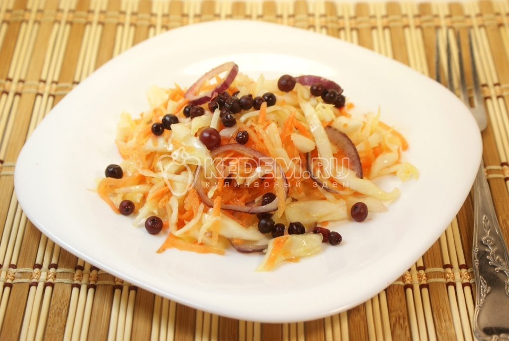 Салат из капусты с брусникой