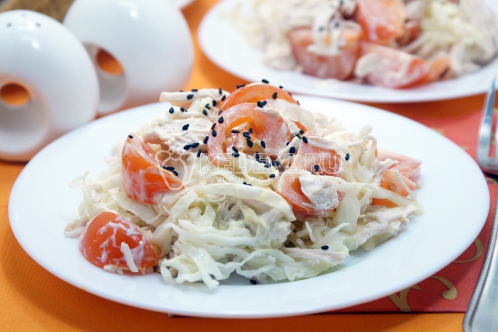 Салат из свежей капусты с курицей