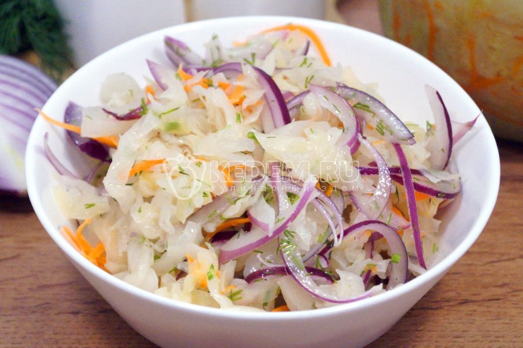 Салат из квашеной капусты с луком и маслом
