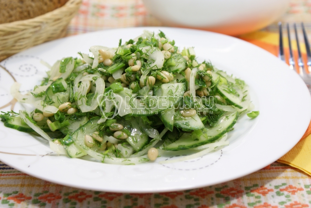 Салат из огурцов с кедровыми орешками