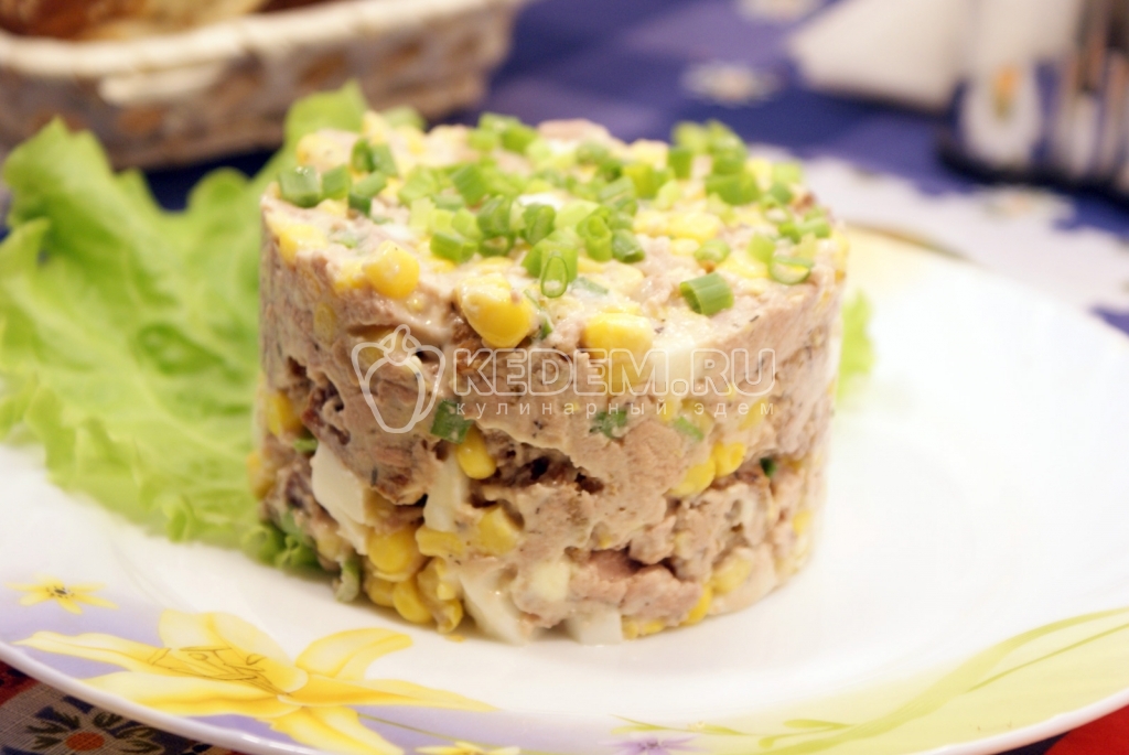 Салат из печени трески с гренками